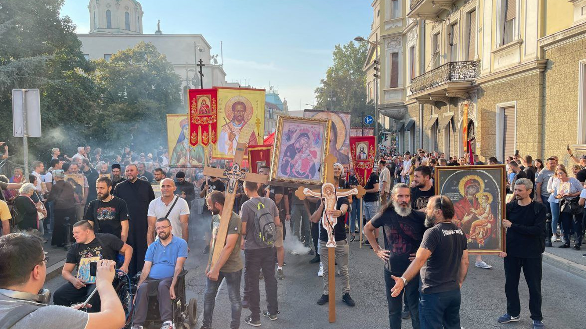 Белград люди. Протесты в Белграде. Православные активисты. Протесты в Сербии. Сербы на параде.