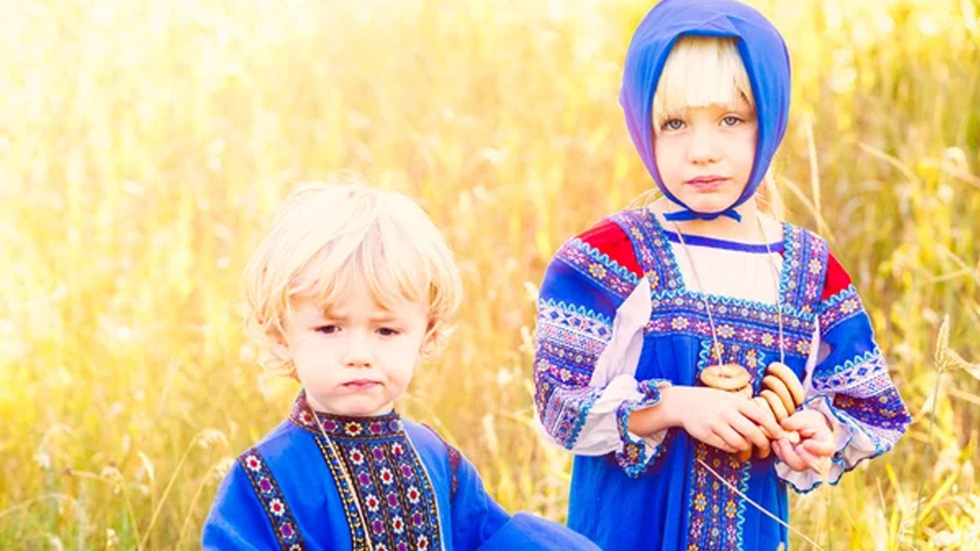 Russian kid. Два мальчика в русских костюмах. Мальчик и девочка в русских костюмах. Два брата в русских костюмах. Фото детей в русских костюмах в лесу.