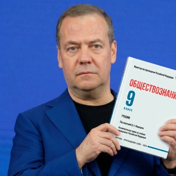 Разбор учебника Обществознания под редакцией Медведева: суверенитет, традиционные ценности и немного двоемыслия