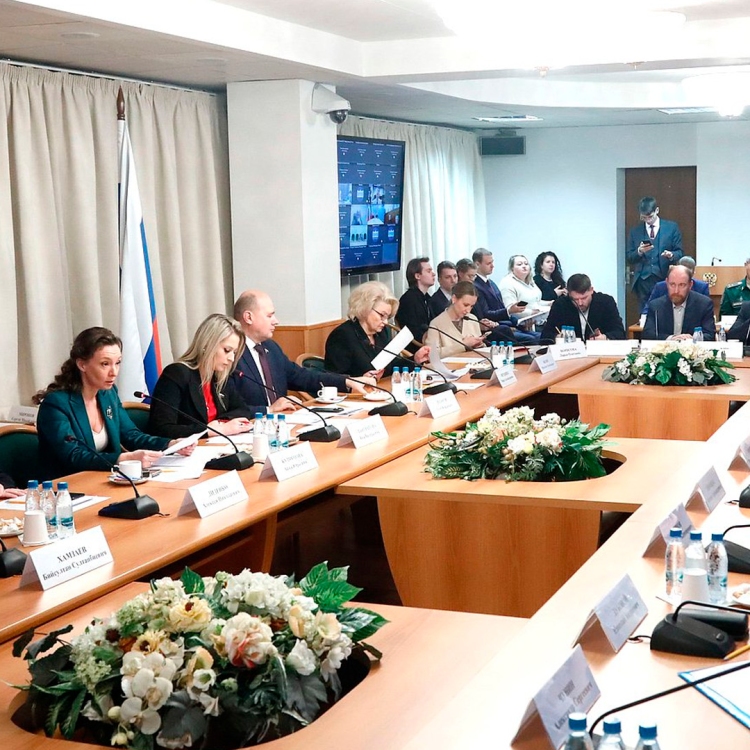 Дума анонсировала принятие наших законопроектов об ответственности за вовлечение детей  в азартные игры и деструктив в соц.сетях и поисковиках