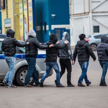 Нелегалы и абу-бандиты занервничали: полиция сможет депортировать мигрантов из России без суда