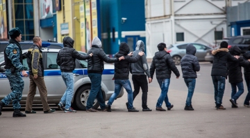 Нелегалы и абу-бандиты занервничали: полиция сможет депортировать мигрантов из России без суда